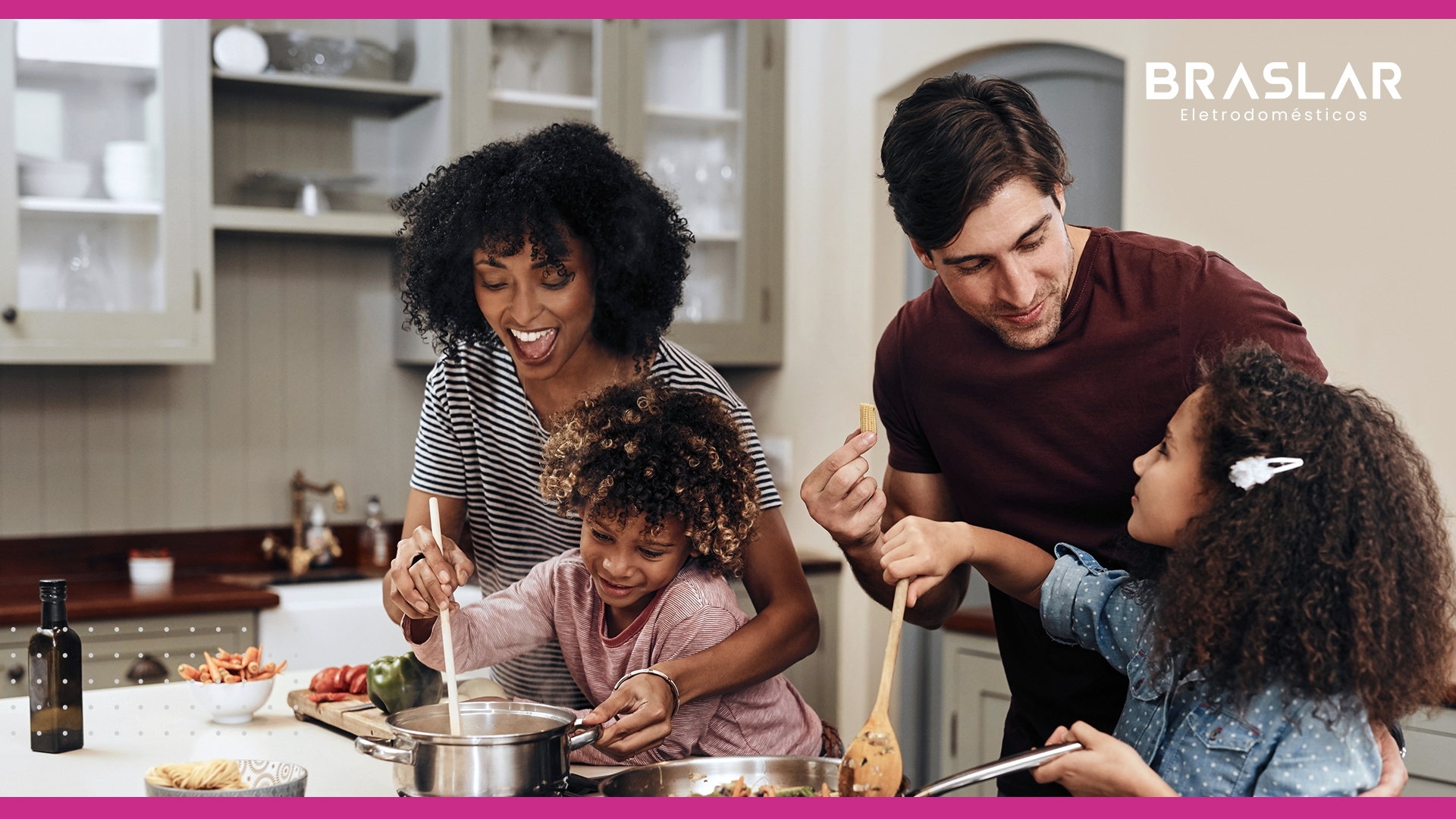 Pessoa em cozinha com produtos Braslar Eletrodomésticos ao fundo