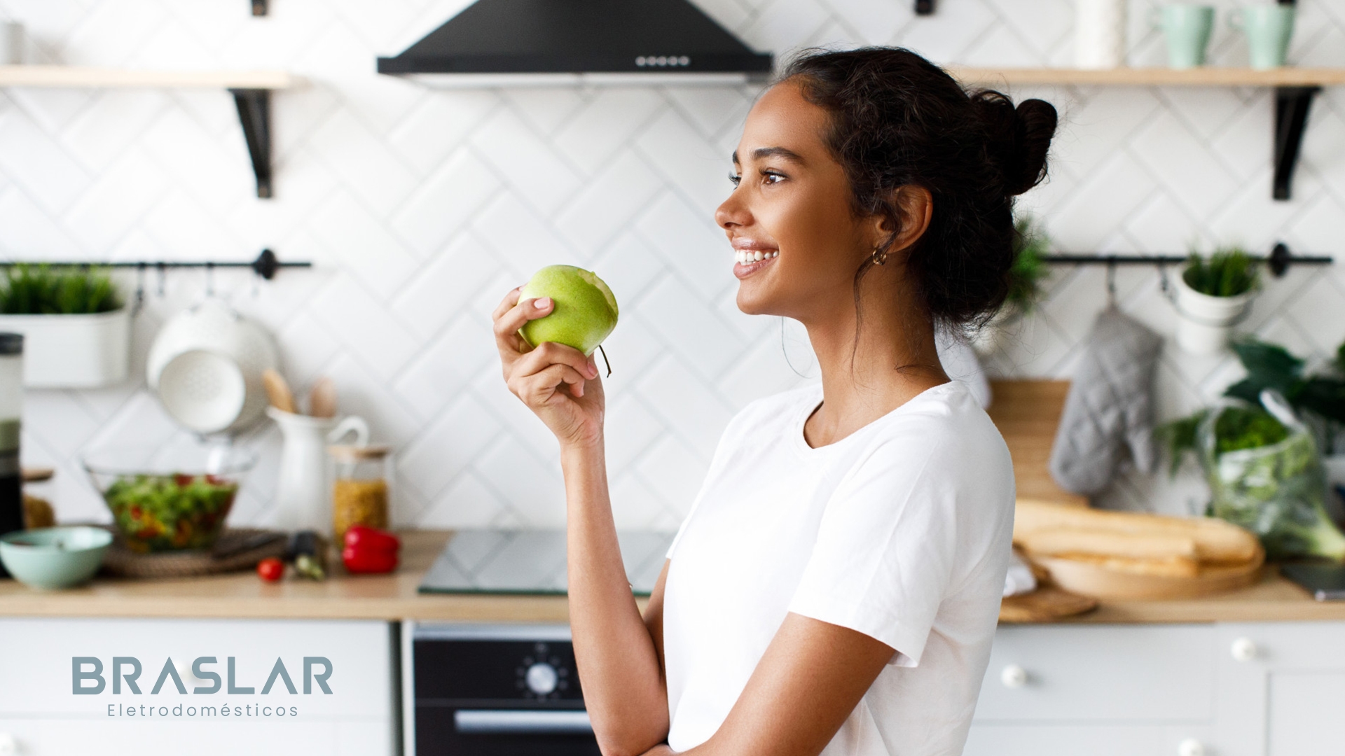 Pessoa preparando alimentos em cozinha com eletrodomésticos Braslar Eletrodomésticos