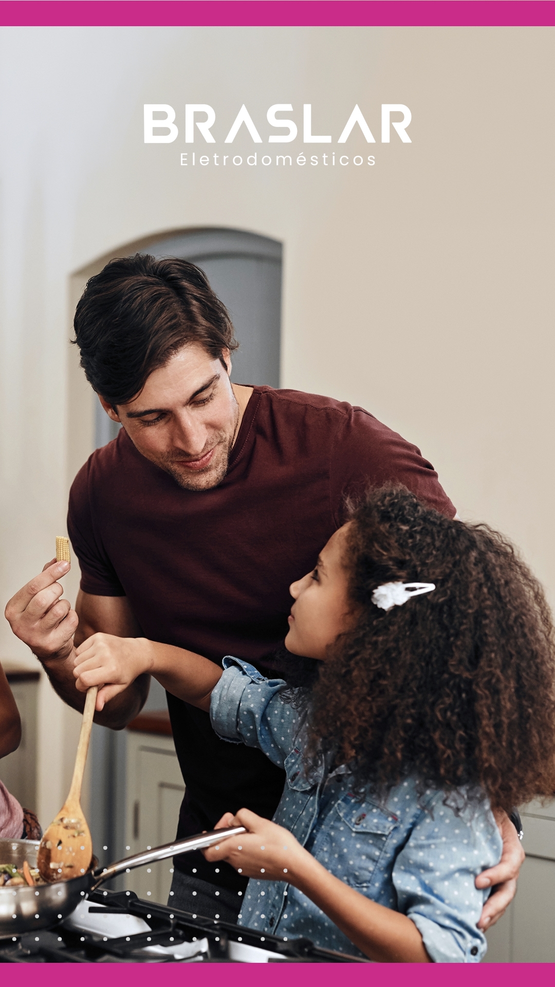 Pessoa em cozinha com produtos Braslar Eletrodomésticos ao fundo