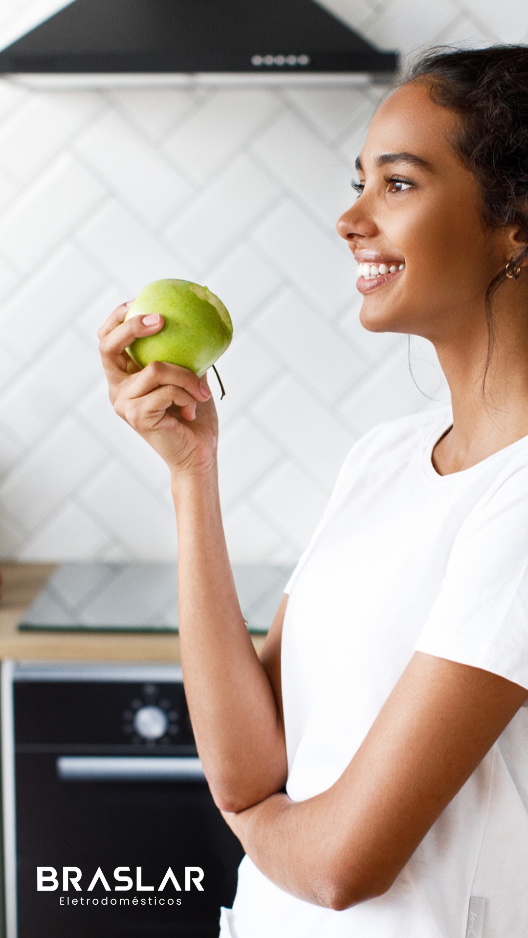 Pessoa preparando alimentos em cozinha com eletrodomésticos Braslar Eletrodomésticos